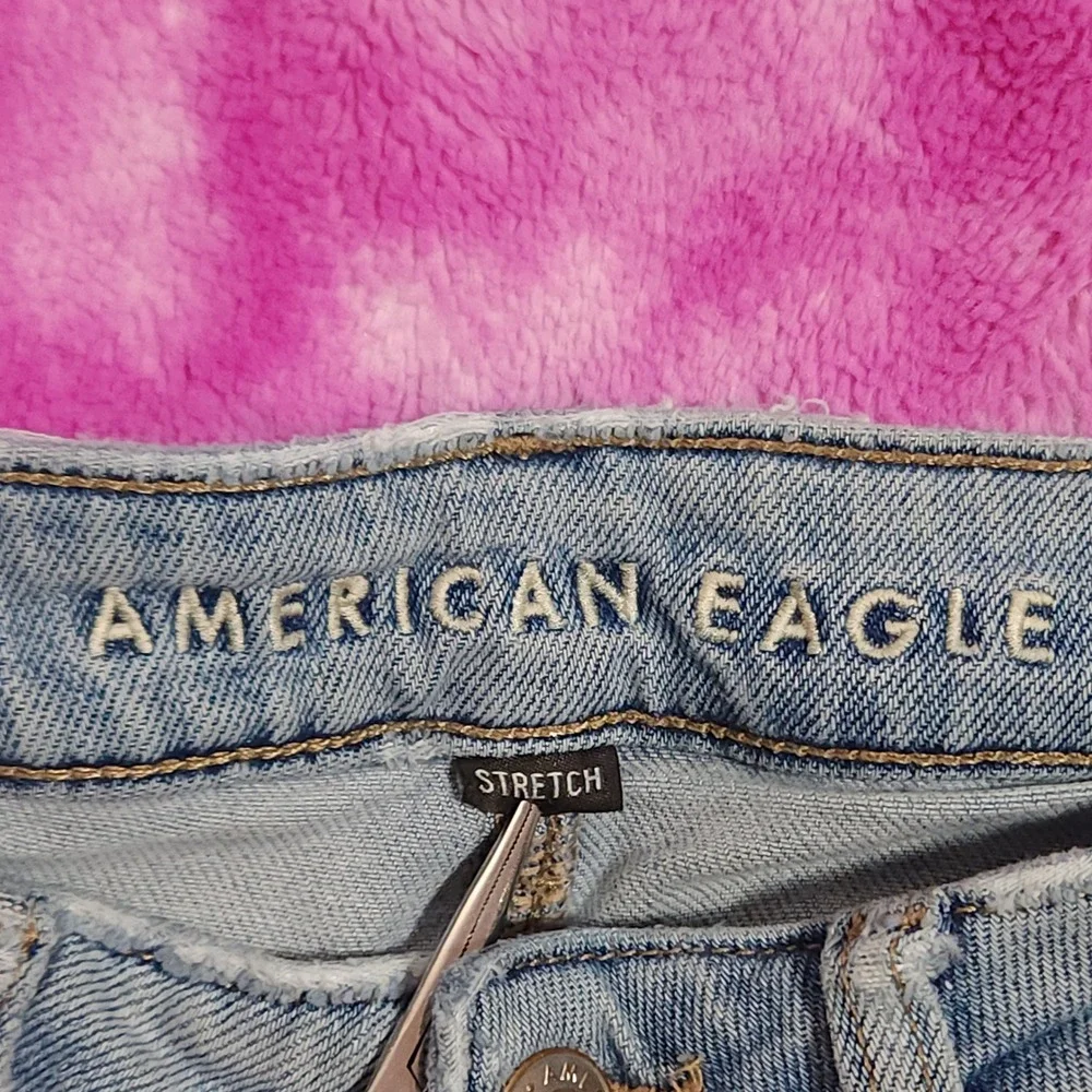 American Eagle  Women's Size 6 Reg Mom Jeans Light Wash Stretch Distressed Denim